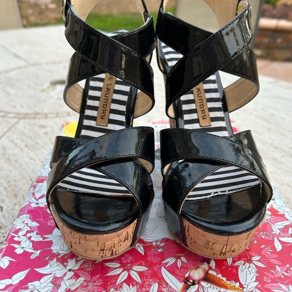 ✨NEW✨Black Patent Leather Wedge Sandals Size 6.5 from Victoria’s Secret - Picture 3 of 15